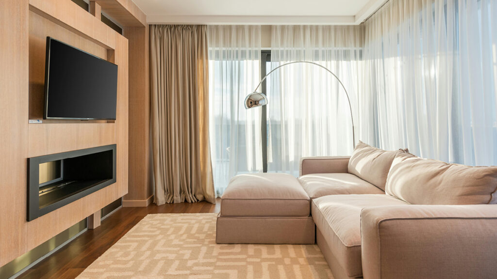 Wandgestaltung im Wohnzimmer mit Vorhängen