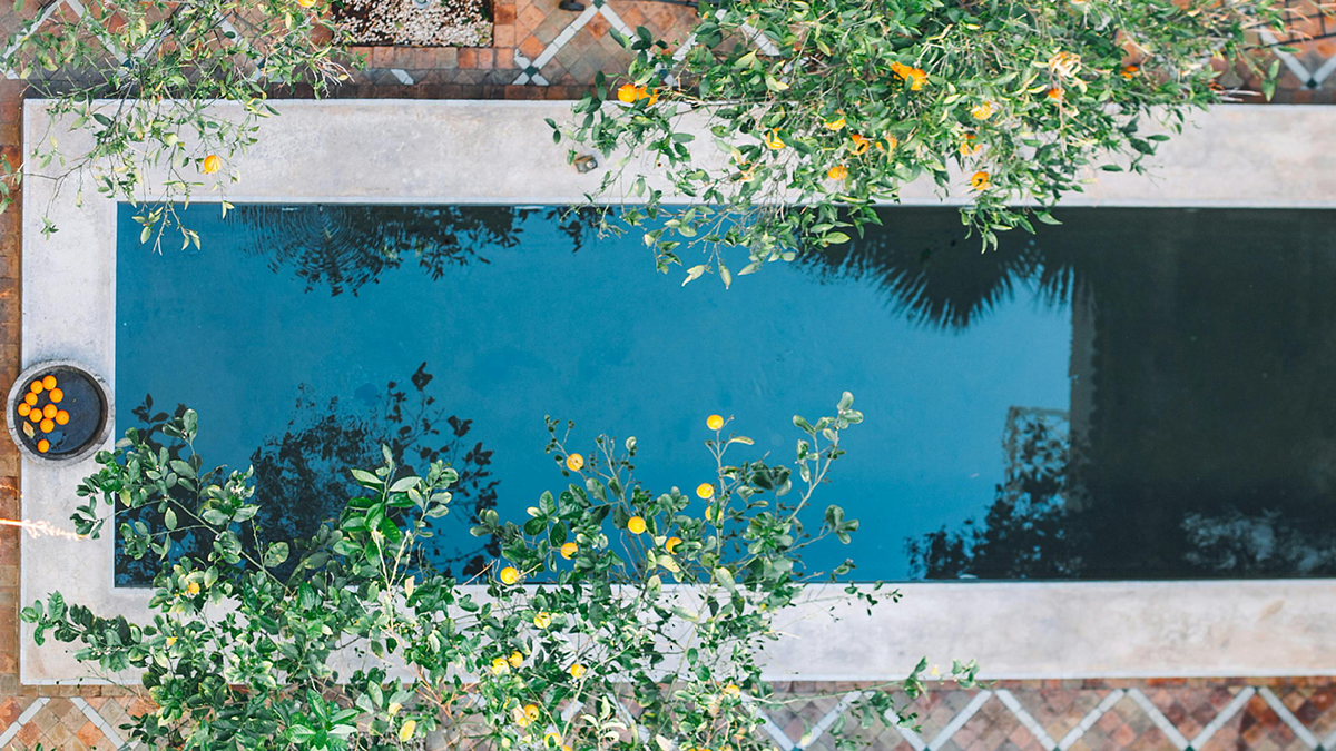 Terrasse mit Pool Draufsicht auf kleinen Pool von oben